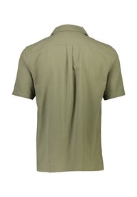 Camicia a manica corta con colletto in tessuto verde oliva. Presenta una linea dritta, una piega sul retro e una texture liscia. Nessun logo o motivo visibile.