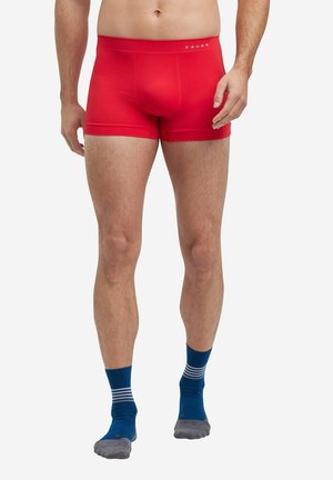 Boxer-briefs en coton rouge avec une coupe ajustée ; dotés d'un logo FALKE sur la taille. Associés à des chaussettes rayées bleues et grises.