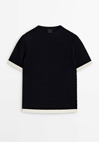 Marineblauer, gestrickter Kurzarm-Pullover mit strukturiertem Muster, versehen mit cremefarbenen, gerippten Bündchen an Ärmeln und Saum. Rundhalsausschnitt; atmungsaktiver Stoff.