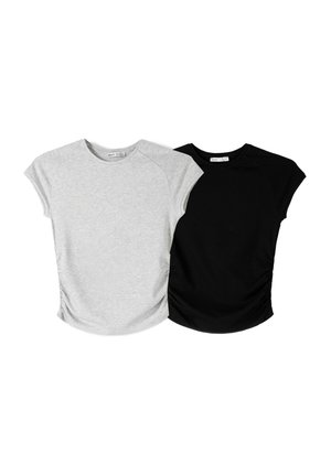 Dvě trička s krátkým rukávem: jedno šedé s mírně texturovaným povrchem a jedno černé, obě s bočním zúžením a zaoblenými lemy.