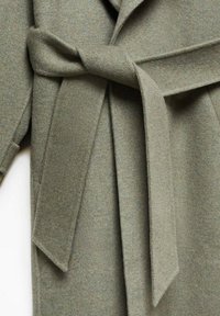 Manteau en laine gris avec une large ceinture nouée en un nœud lâche à la taille, manches longues et poches latérales.
