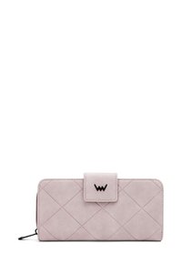 Fialková prošívaná peněženka se zipovým uzávěrem, přední klopa s malým černým logem a měkkou texturou připomínajícísuede.