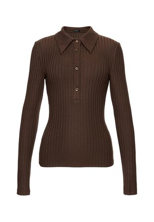 Pulover maro cu mâneci lungi, cu dungi, cu guler ascuțit și patru nasturi, siluetă mulată.