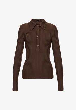 Pulover maro cu mâneci lungi, cu dungi, cu guler ascuțit și patru nasturi, siluetă mulată.