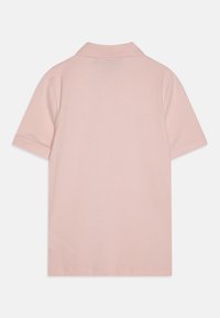 Lys rosa polo skjorte med myk tekstur, korte ermer og klassisk krage. Baksiden har et enkelt, rent design uten noen utsmykninger.