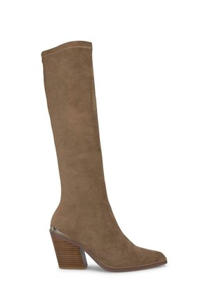 Stivale al ginocchio in suede marrone con punta affusolata e tacco impilato. Presenta una texture liscia e cuciture sottili sul bordo superiore.