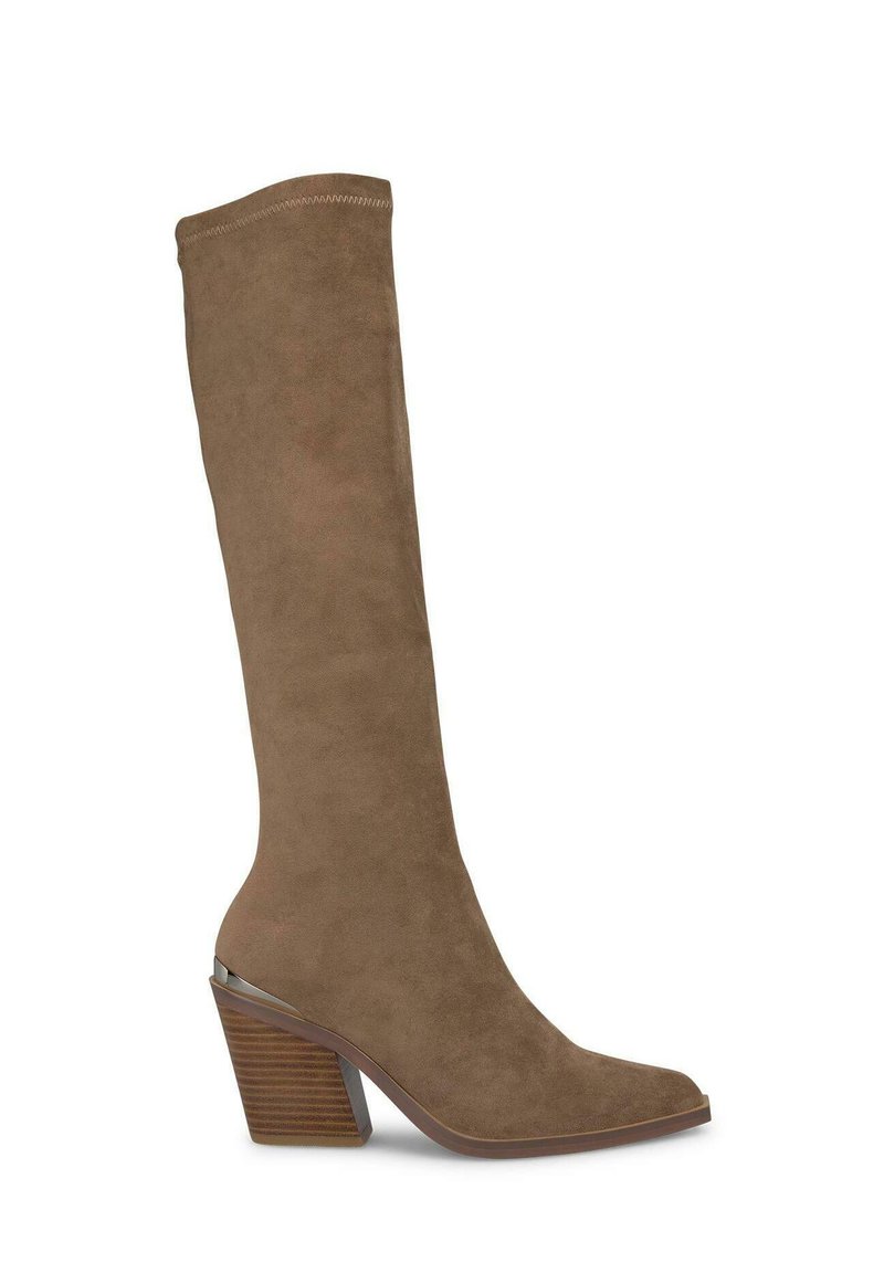 Stivale al ginocchio in suede marrone con punta affusolata e tacco impilato. Presenta una texture liscia e cuciture sottili sul bordo superiore.