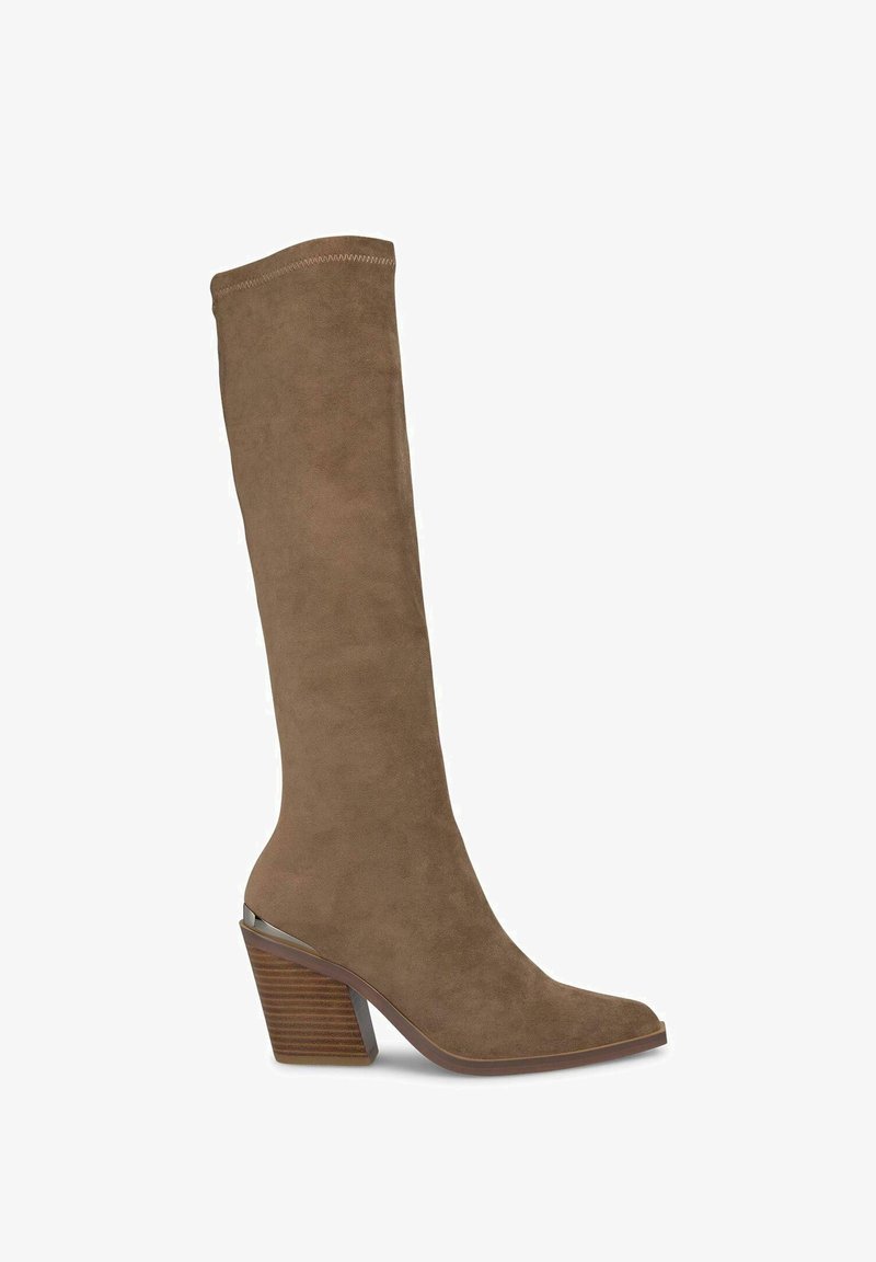 Brązowe zamszowe botki sięgające do kolan, z ostrą noskiem i słupkowym obcasem. Posiadają gładką fakturę oraz subtelne przeszycie na górnej krawędzi.