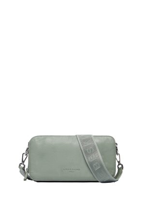 Rechteckige grüne Lederhandtasche mit glatter Textur und Logo. Verfügt über einen gemusterten Stoffriemen und metallene Beschläge zur Anpassung der Länge.