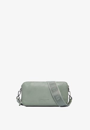 Rechteckige grüne Lederhandtasche mit glatter Textur und Logo. Verfügt über einen gemusterten Stoffriemen und metallene Beschläge zur Anpassung der Länge.