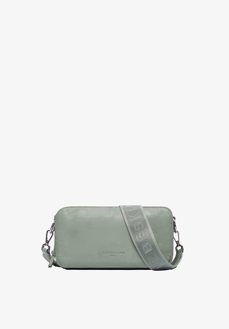 Borsa rettangolare in pelle verde con texture liscia e logo. Presenta una tracolla in tessuto decorato e componenti metallici per la lunghezza regolabile.