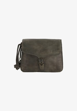 Šedá kožená crossbody taška s klopou, která se pyšní charakteristickým kulatým kovovým doplňkem a prošívanými okraji. Hladký povrch, obdélníkový tvar.
