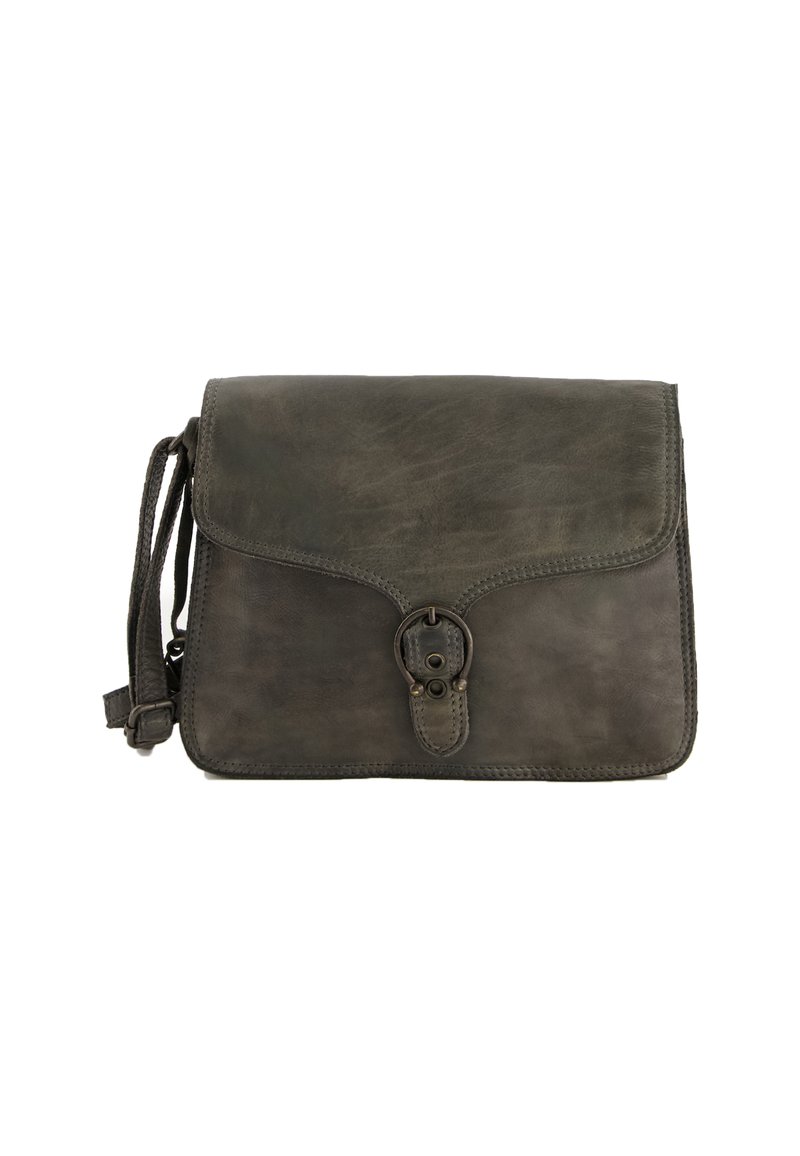 Szara skórzana torebka crossbody z klapką, wyróżniająca się charakterystycznym okrągłym akcentem z metalowym wykończeniem oraz przeszytymi brzegami. Gładka faktura, prostokątny kształt.