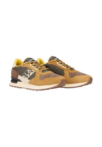 Sneaker in suede marrone e beige con linguetta in mesh, dettagli bianchi e fodera gialla. Presentano un contrafforte posteriore nero e suola in gomma testurizzata.