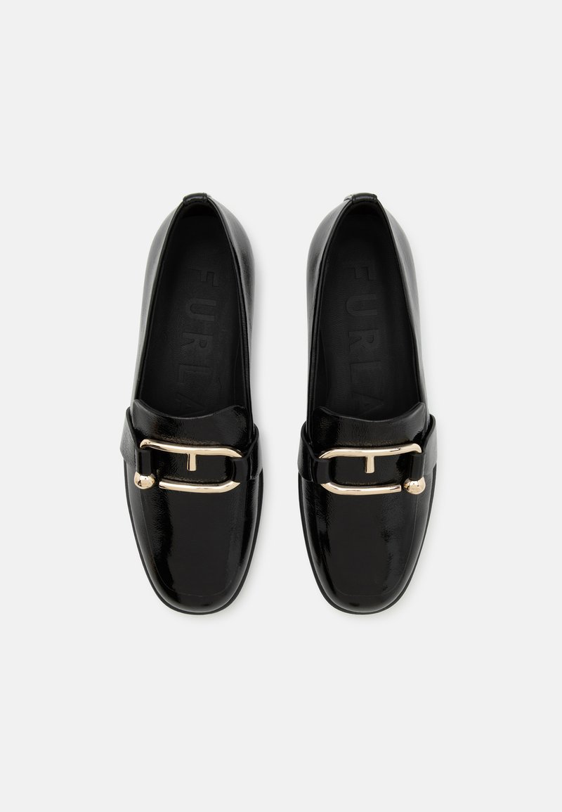 Schwarze Lederloafers mit glänzender Oberfläche, ausgestattet mit einem goldenen Schnallenakzent an der Vorderseite und einem runden Zehendesign.
