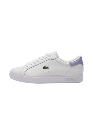 Witte leren sneaker met een paarse accent op de hiel, vetersysteem en een groen geborduurd logo aan de zijkant. Hij heeft een platte rubberen zool.