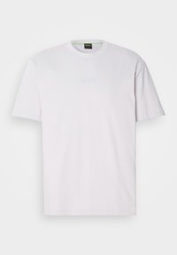 T-shirt en coton blanc avec un col rond, des manches courtes et un logo "BOSS" en relief subtil à l'avant. Texture lisse, coupe standard.