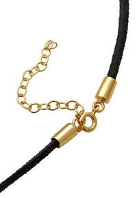 Collar de cordón de ante negro con accesorios dorados, que incluye un cierre de langosta y una cadena extensora para ajustar la longitud.