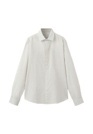 Koszula z długim rękawem zapinana na guziki z cienkimi pionowymi beżowymi i białymi paskami, zaostrzonym kołnierzem i zapinanymi na guziki mankietami, wyłożona na płasko na białym tle.
