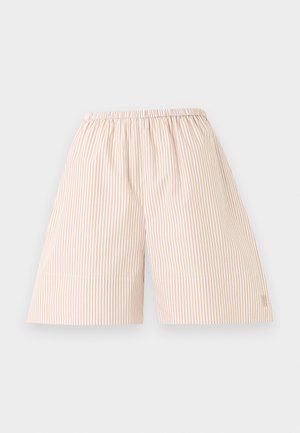 Μπεζ και λευκά κάθετα ριγέ φαρδιά σορτς με ελαστική μέση, μέχρι το γόνατο, απλωμένα επίπεδα σε λευκό φόντο.