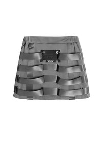 Falda gris con cintas de satén superpuestas en un patrón tejido, con una cinturilla elástica y un detalle de etiqueta rectangular.