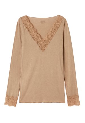 Haut à manches longues en beige clair avec un col en V et une délicate bordure en dentelle le long de l'encolure et des manches, confectionné dans un tissu doux.