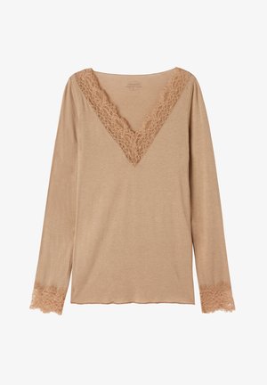Haut à manches longues en beige clair avec un col en V et une délicate bordure en dentelle le long de l'encolure et des manches, confectionné dans un tissu doux.