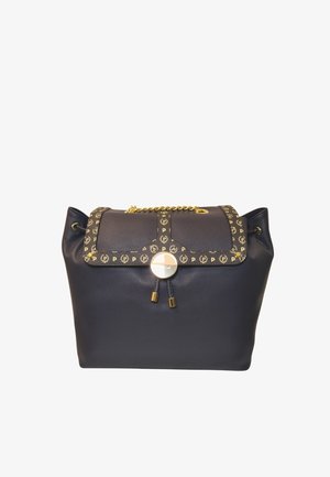 Borsa a mano in pelle nera con chiusura a patta, manico a catena dorata e bordo decorato con motivo ripetuto del logo "P" in accenti dorati.