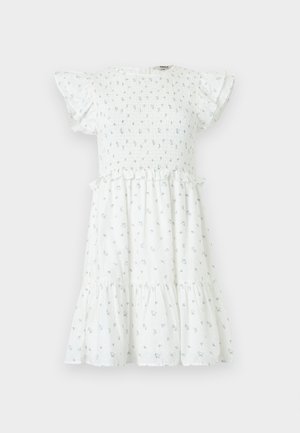 Λευκό φόρεμα με κοντά μανίκια και μικρό λουλουδάτο μοτίβο, με σφηκοφωλιά στο μπούστο, βολάν στη μέση και φούστα με βολάν.