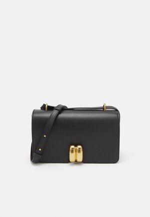 Borsa a tracolla nera in pelle con una fibbia dorata, design piatto, tracolla regolabile e texture liscia. Dimensioni compatte con una silhouette elegante.