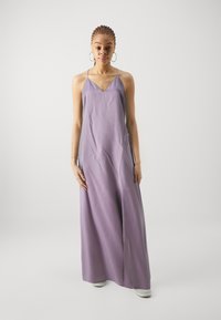 Rochie maxi din material lavandă cu decolteu în V adânc și bretele subțiri. Prezintă o croială dreaptă cu o fanta laterală pentru libertate de mișcare.