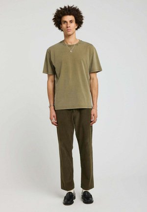 PULLIN, PANTALON MID LOOSE VELOURS ROYCYPRESS - Pantalon classique - vert forêt