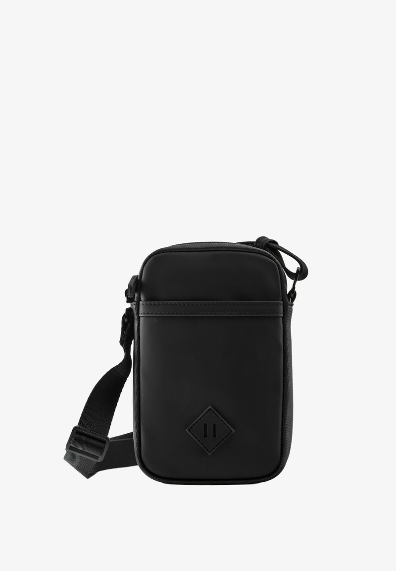 Petit sac bandoulière noir avec sangle réglable, fermeture éclair sur le dessus et un patch logo en forme de losange à l'avant.