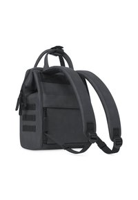 Un sac à dos noir en matériau texturé, doté de bretelles rembourrées doubles, de plusieurs poches zippées et d'un design structuré.