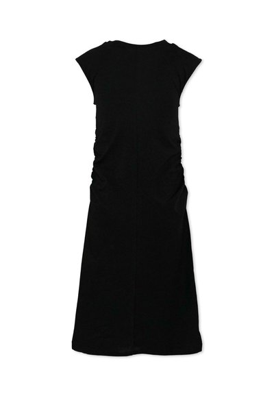 Robe noire sans manches, longueur genou, avec des détails de tissu froncé sur les côtés et un col rond modeste.