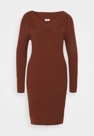 Brązowa prążkowana dzianinowa sukienka z długim rękawem, głębokim dekoltem w serek i dopasowanym fasonem.