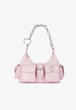 Rosa Kunstleder-Handtasche mit silberner Kettenhandhabung, herzförmigen Akzenten, vorderem Schnappverschluss und zwei kleinen Taschen auf der Vorderseite.