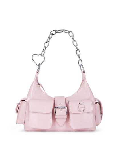 Bolso de mano de piel sintética rosa con asas de cadena plateada, acentos en forma de corazón, hebilla frontal y dos pequeños bolsillos en la parte delantera.