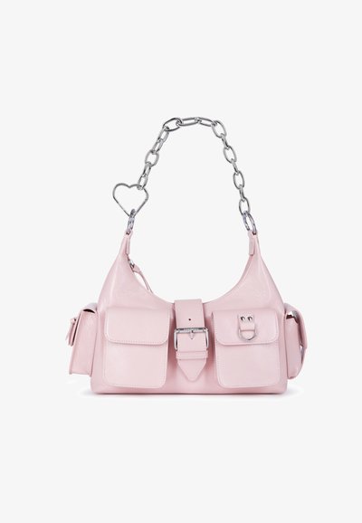 Bolso de mano de piel sintética rosa con asas de cadena plateada, acentos en forma de corazón, hebilla frontal y dos pequeños bolsillos en la parte delantera.