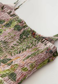 Joukko kukkakuosisia hihattomia mekkoja, joissa on vaaleanpunaisia ja vihreitä sävyjä, ryppytiedot ja ohuet hihnat. Pehmeä kangas, jossa on teksturoitu pinta.