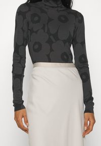 Marimekko Stickad tröja - black