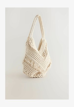 Bolso de crochet en color crema con forma triangular, que presenta patrones texturizados y flecos, complementado por dos asas tejidas.