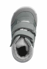 Zapato gris con un interior gris suave, que presenta dos correas de Velcro, paneles laterales texturizados y un diseño de punta redonda.