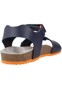 Sandalias azul marino con parte superior sintética, plantilla de corcho y suela naranja. Cuentan con tira ajustable y plantilla decorada con un acabado texturizado.