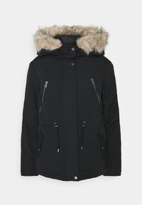 Svart vinterjacka med en huva i pälsfoder, två fickor på bröstet med dragkedja, dragsko i midjan och en slät textur.