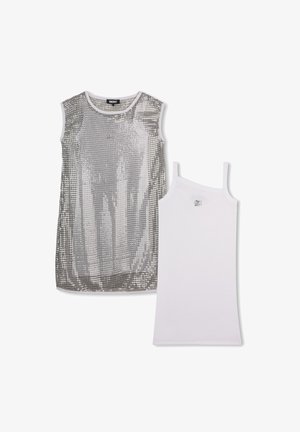 Robe sans manches en sequins argentés associée à un débardeur blanc sans manches, tous deux de DKNY, présentés sur un fond blanc.