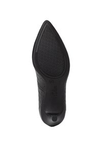 Zapato de tacón alto negro con punta afilada. La suela de goma texturizada presenta un patrón circular. La parte superior tiene un diseño acolchado para dar un detalle adicional.