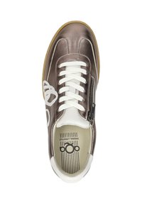 Bronzen leren sneaker met witte veters, zijrits en contrasterende witte en gestructureerde accenten. Lichtbruine rubberen zool, logo aan de binnenkant.
