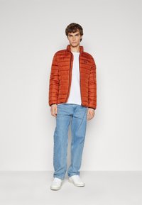Calvin Klein SIDE LOGO JACKET - Välikausitakki - terracotta rust