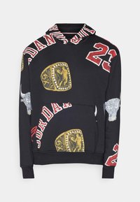 Sudadera con capucha negra con gráficos coloridos, incluyendo anillos de campeonato e ilustración de una cabeza de toro. La capucha tiene un forro a rayas.